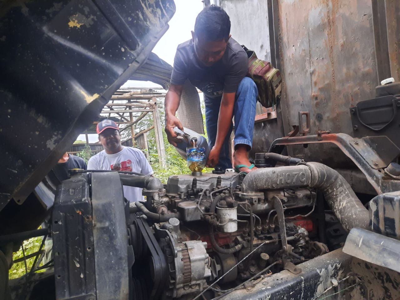 Bantuan penggantian pelumas oleh KST Banten