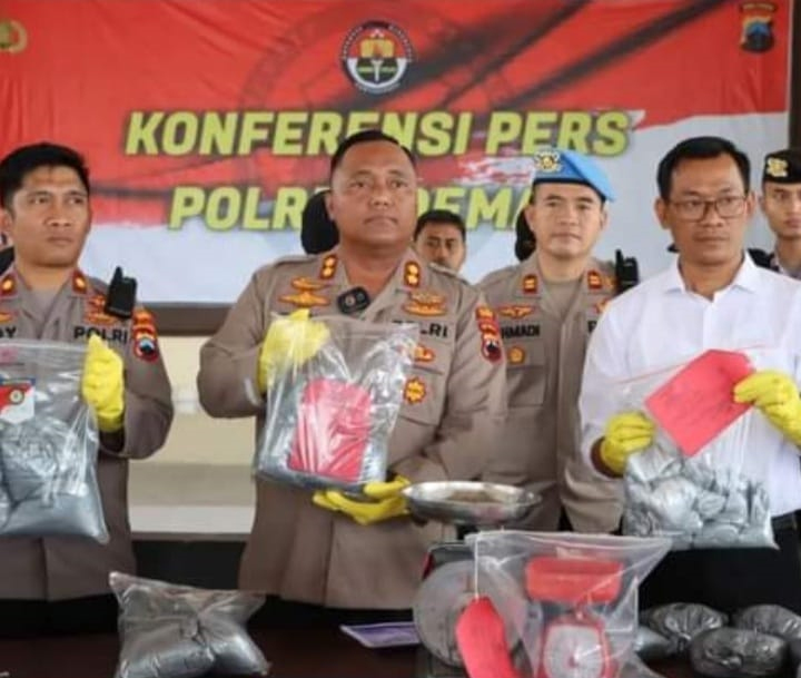 Kepolisian Demak menyita 40 kg bahan peledak petasan. 