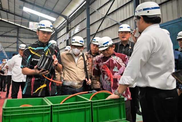Wakil Ketua Komisi VI DPR RI Sarmuji (batik merah) saat memimpin Kunjungan Kerja Spesifik Panja Transisi Energi ke Listrik Komisi VI.