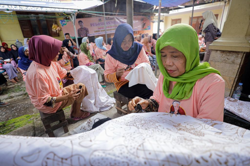 Pelatihan membatik dengan desain baru yang digelar Mak Ganjar Jabar untuk meningkatkat kapasitas SDM pembatik di Cirebon