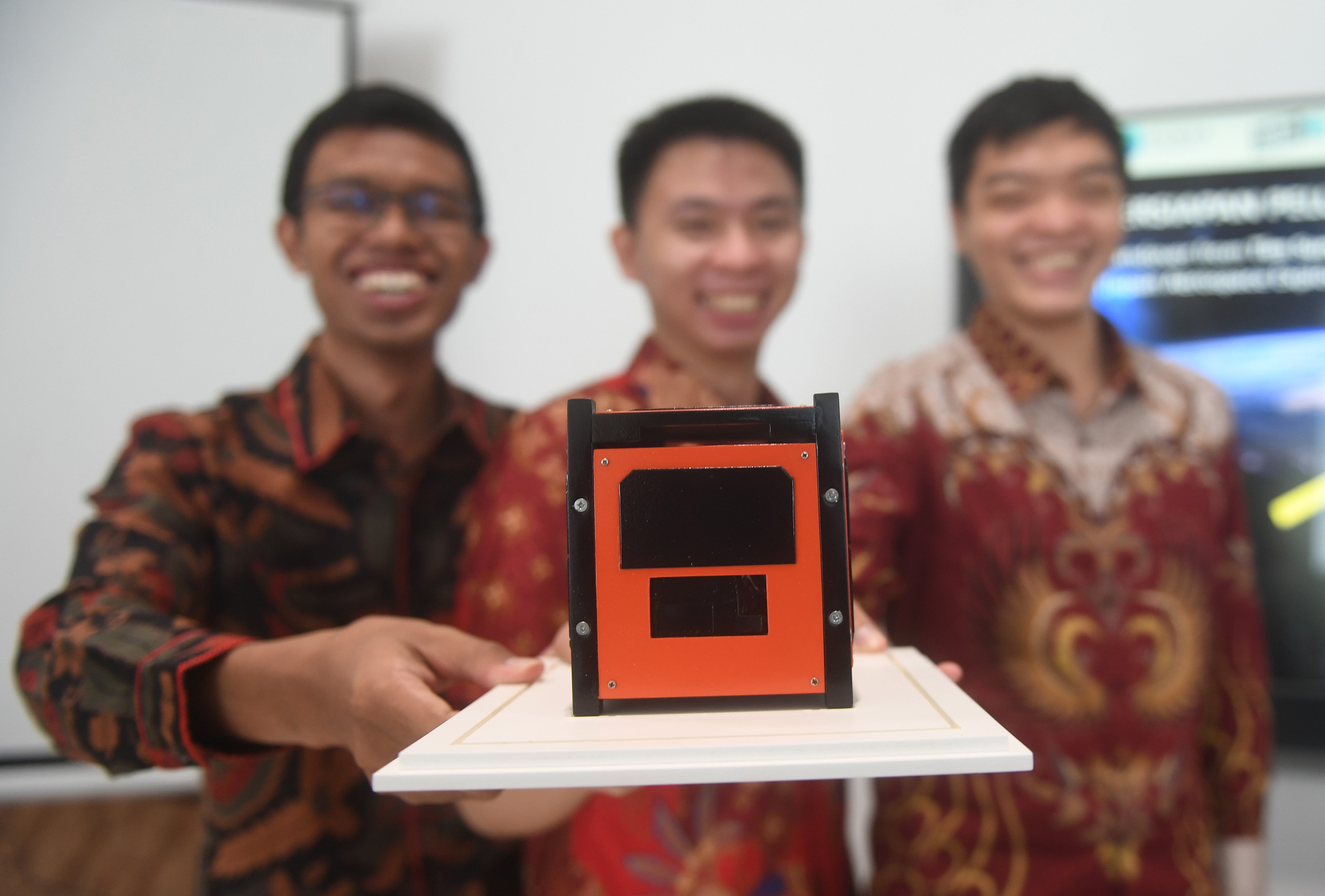 Tim Surya Satellite-1 menunjukkan gambaran desain satelit nano atau cubesat buatannya sebelum peluncurannya di Jakarta (21/6/12022).