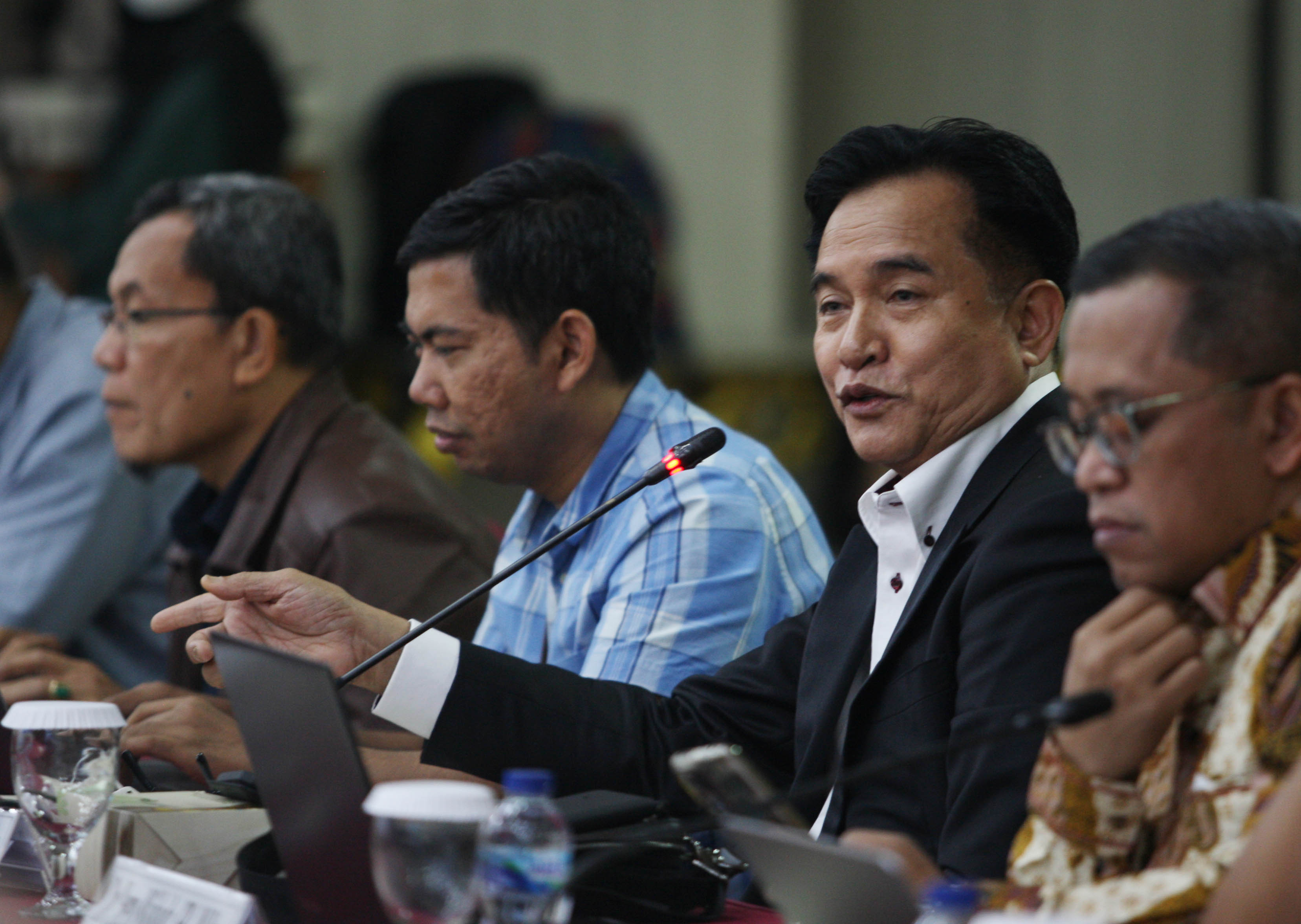 Ahli Hukum Tata Negara Yusril Ihza Mahendra (kedua kanan) memaparkan pendapatnya tentang isu penundaan pemilu