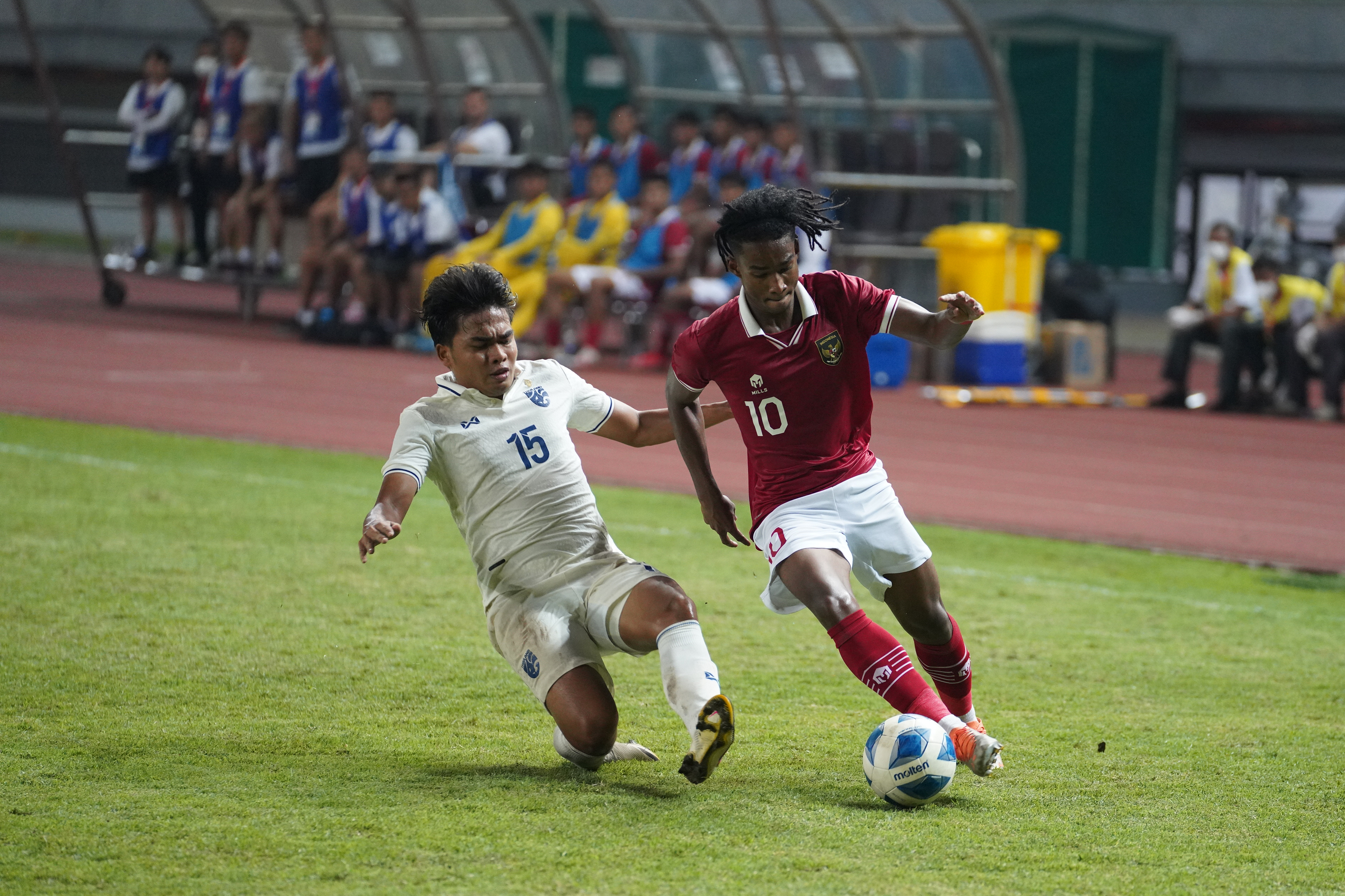 Pemain tim U-20 Indonesia, Ronaldo Kwateh (kanan)