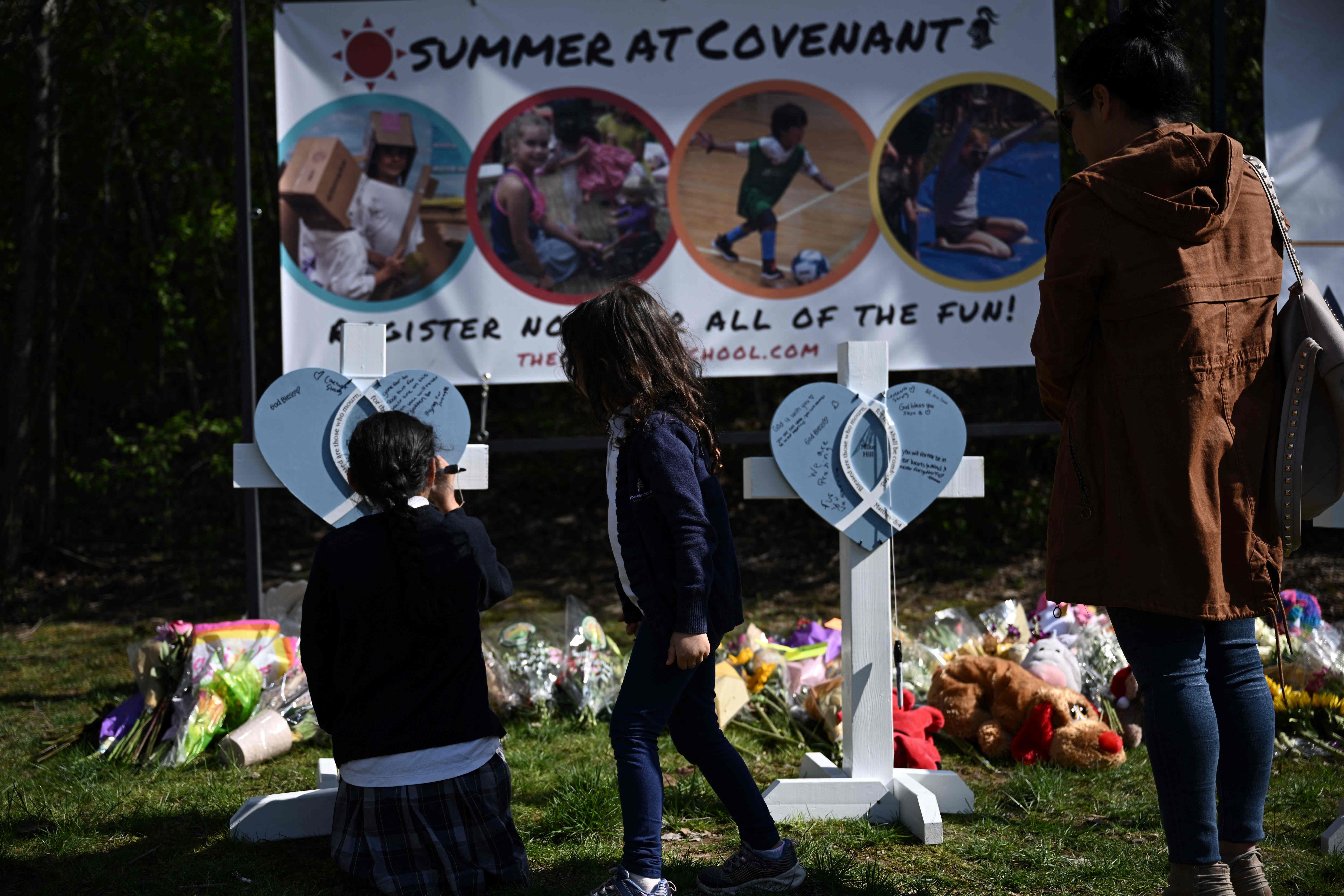 Warga meninggalkan bunga di depan sekolah tempat terjadi penembakan yang menewaskan enam orang di Nashville, AS.