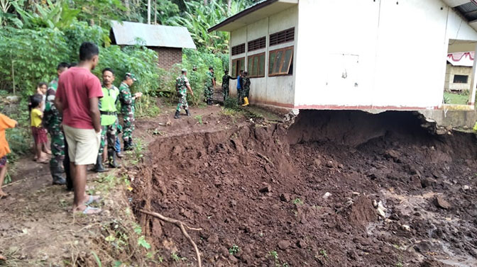 TNI bersama warga meninjau SD Inpres yang terancam ambruk