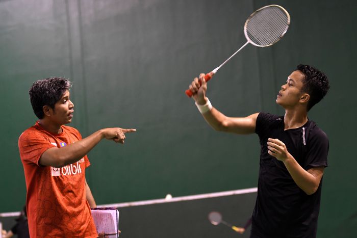 Pelatih tunggal putra pelatnas PBSI Irwansyah (kiri) saat melatih Anthony Shinisuka Ginting
