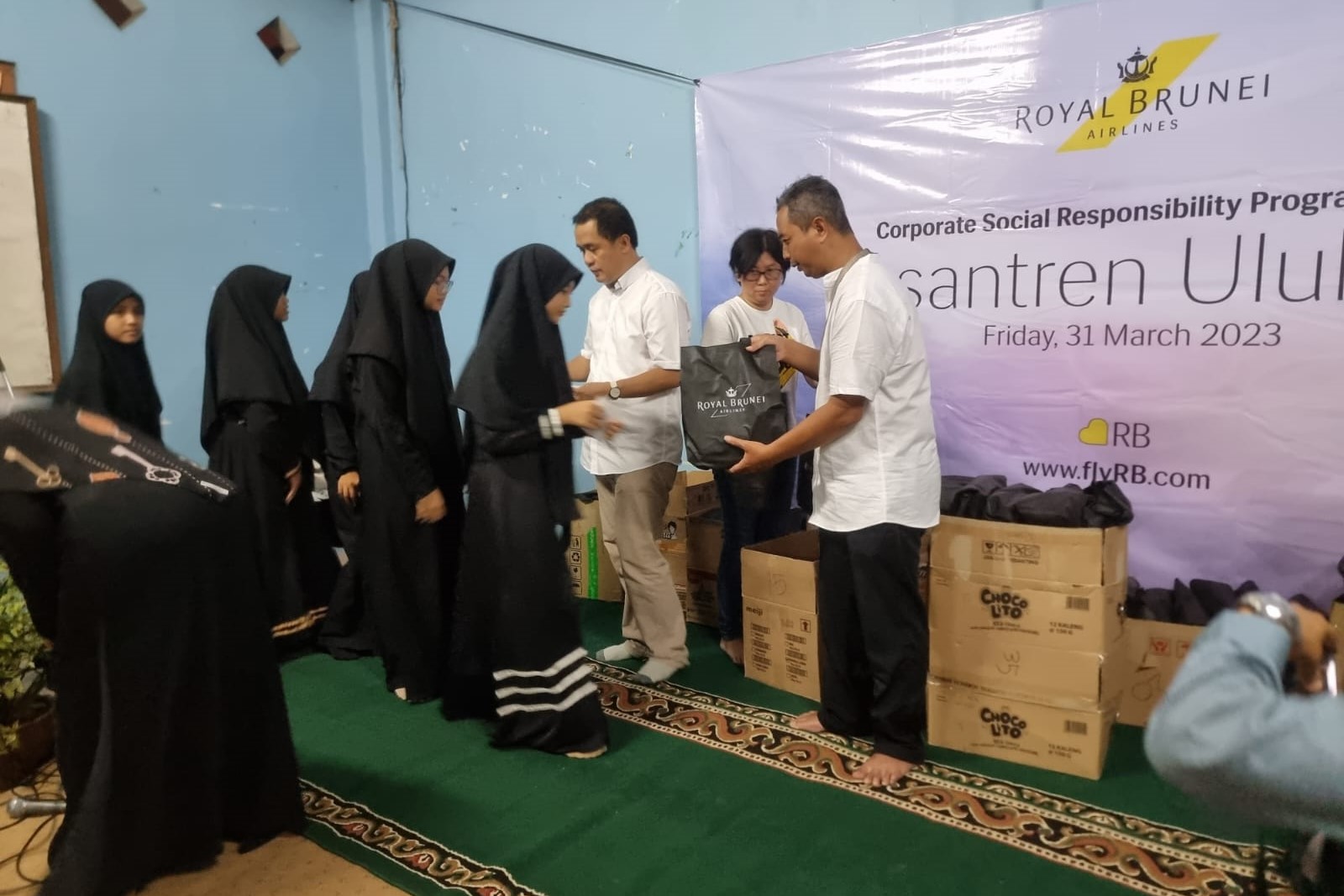 Buka Puasa Bersama, Royal Brunei Airlines Bantu Pesantren