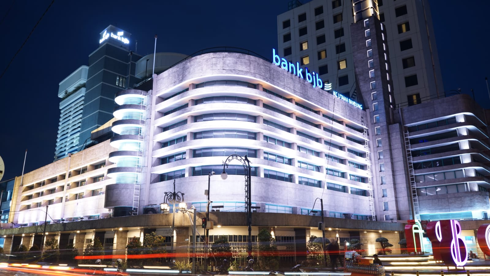 Bank bjb juga mempunyai modal inti Rp14,15 triliun per 31 Desember 2022, naik dibandingkan modal inti pada tahun sebelumnya Rp12,47 triliun.