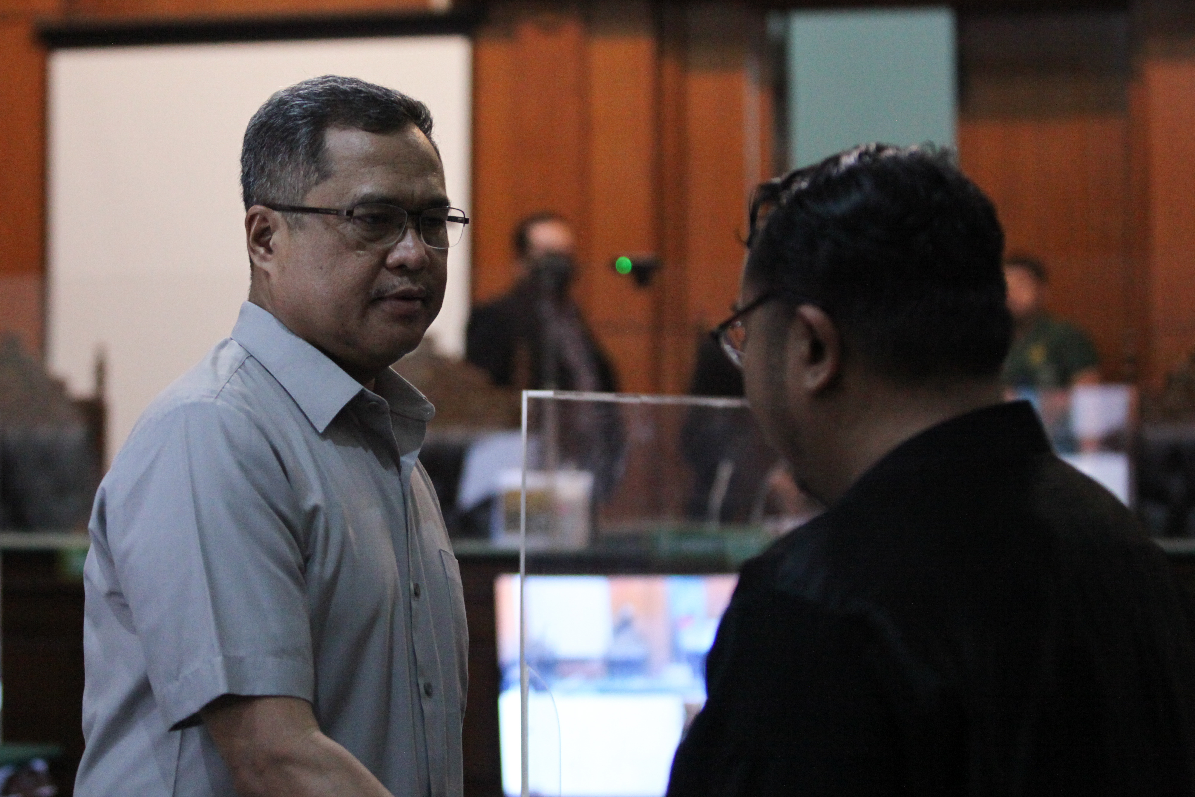 Terdakwa kasus tragedi kanjuruhan Abdul Haris saat menjalani persidangan