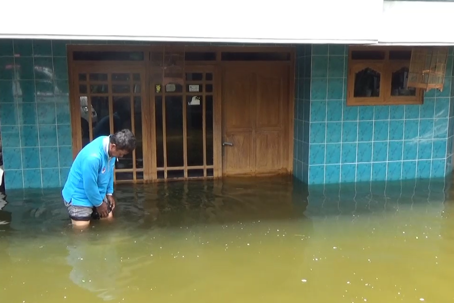 Banjir yang terjadi sejak lima hari lalu itu membuat ratusan rumah terendam banjir dengan ketinggian 50 sentimeter hingga 80 sentimeter.
