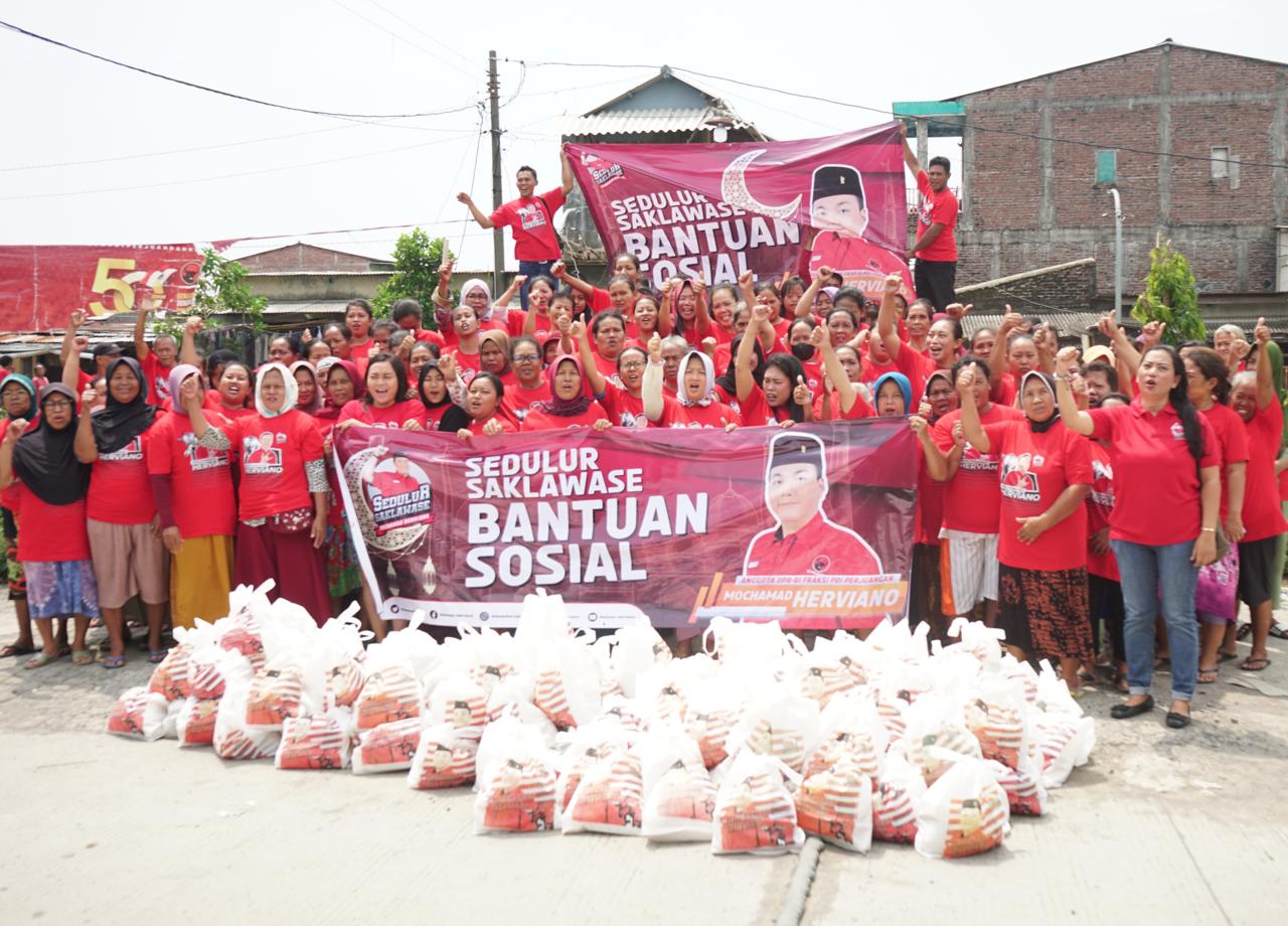Relawan Sedulur Saklawase menggelar bakti sosial berupa berbagi sembako dan berbagi takjil di Kendal dan Kota Semarang, Jateng, Sabtu (25/3)