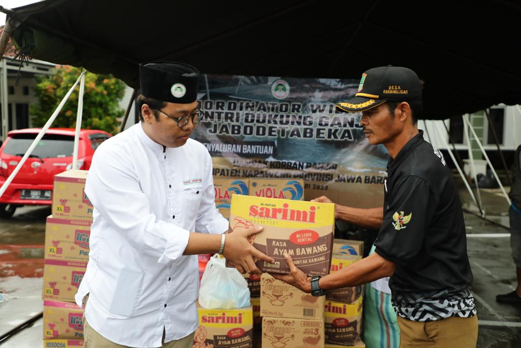 Farhan, Koordinator SDG Jabodetabek mnyerahkan bantuan secara simbolis kepada  Kepala Desa Karangligar Ersim, Rabu (1/3/2023)