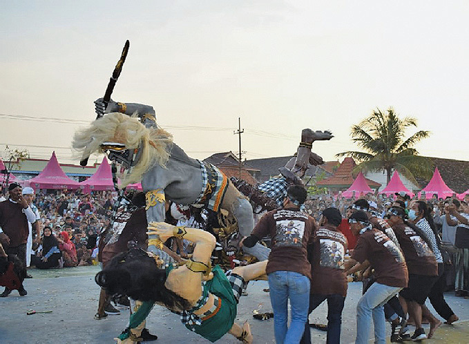 Ogoh-ogoh diarak beramai-ramai mengelilingi Desa Balun, Kecamatan Turi, Lamongan, dalam perayaan Hari Raya Nyepi Tahun Saka 1945.
