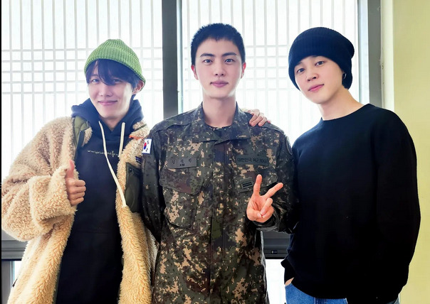 JIn BTS dengan pakaian militer Korea Selatan