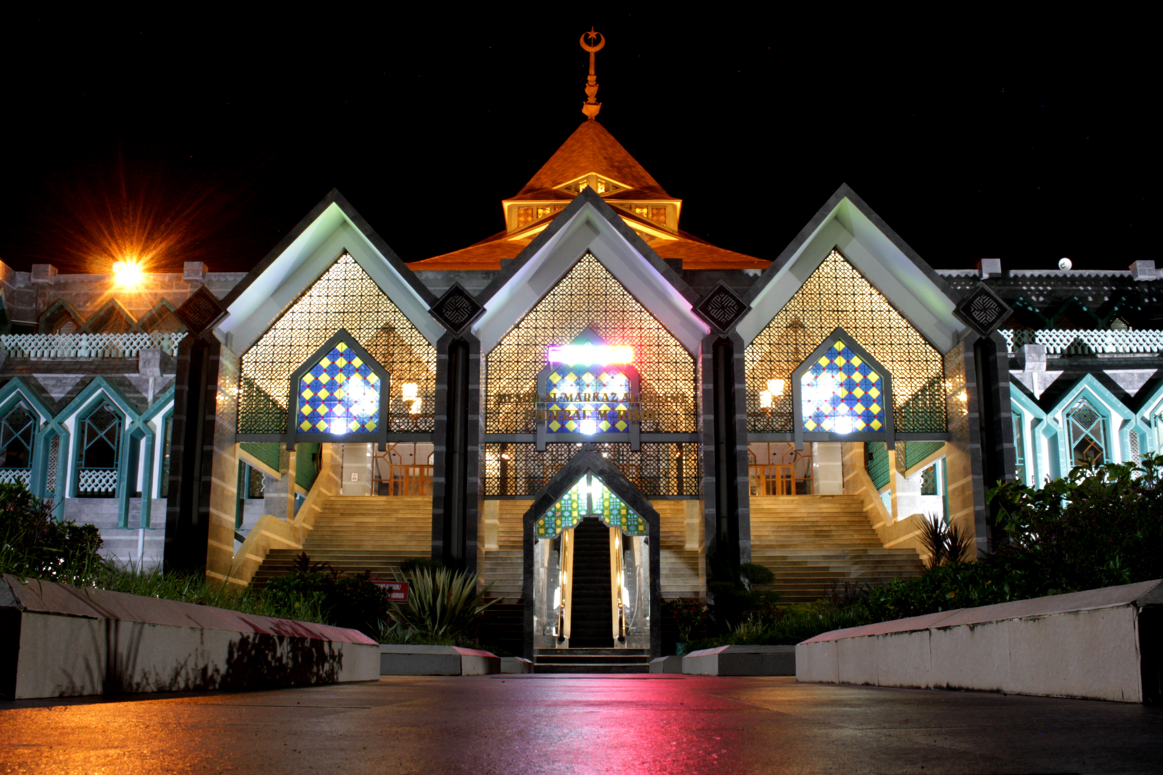 Masjid Al-Markaz Al-Islami di Makassar, Sulawesi Selatan. 
