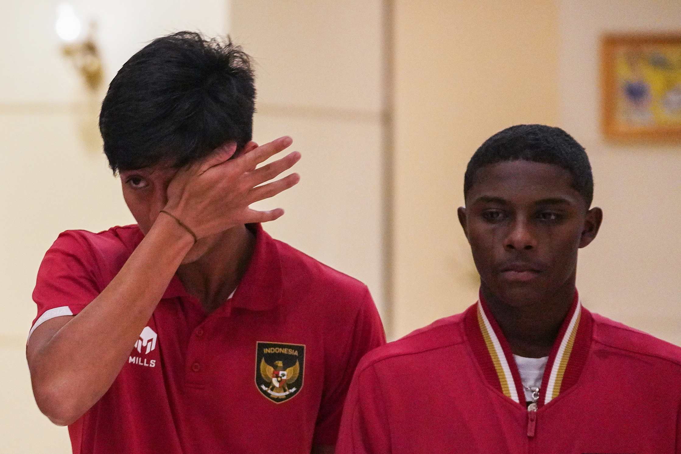 Pemain Tim U-20 Indonesia tak kuasa menahan tangis saat pengumuman batalnya Indonesia menjadi tuan rumah Piala Dunia U-20 2023 