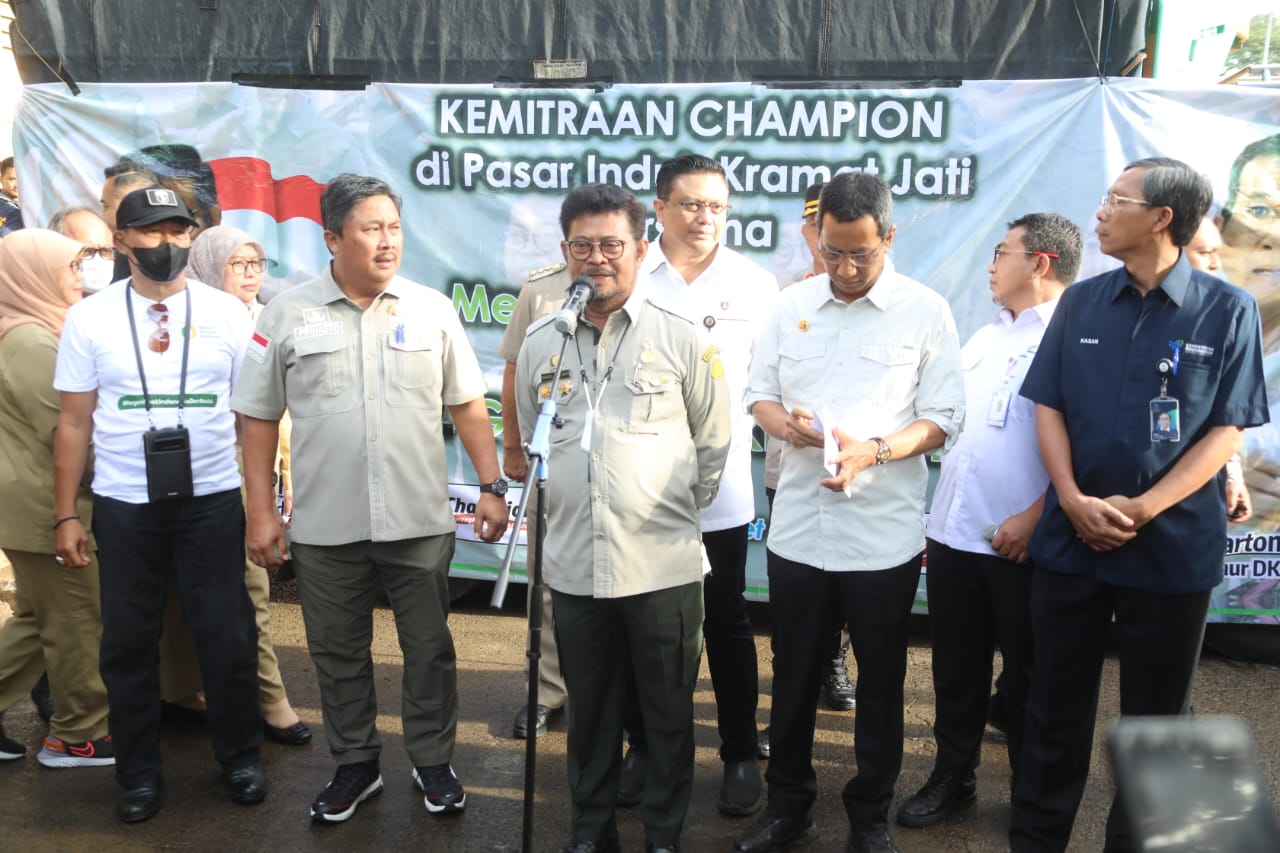 Mentan Syarul Yasin Limpo dan Pj Gubernur DKI Jakarta, Heru Budi Hartono melakukan sidak ke Pasar Kramatjati, Jakarta, Senin (6/3).
