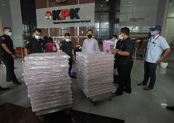 Petugas memperlihatkan uang pecahan seratus ribu rupiah barang sitaan kasus dugaan suap terkait izin ekspor benih lobster.