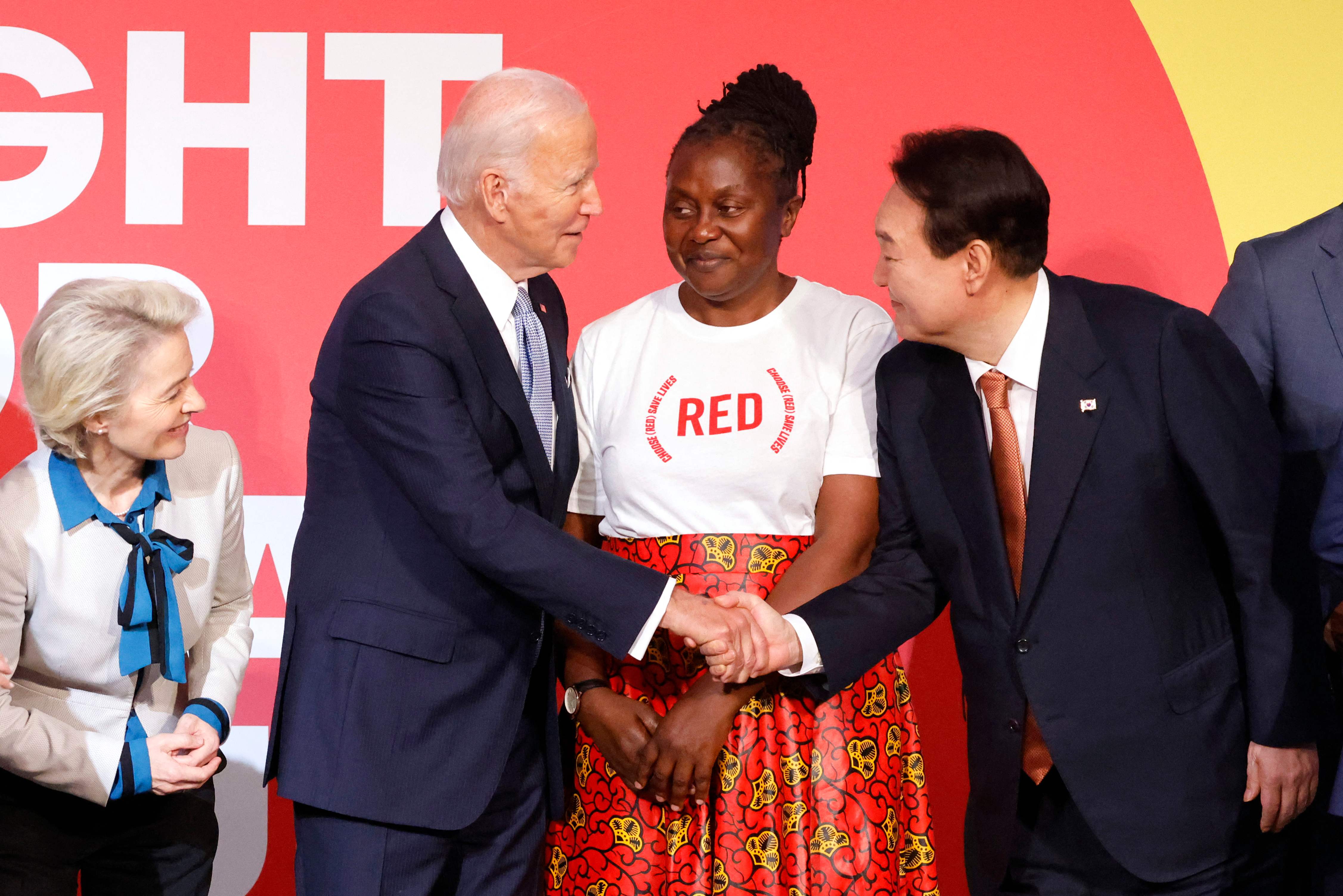 Presiden AS Joe Biden berjabat tangan dengan Presiden Korea Selatan Yoon Suk-yeol di Global Fund's Seventh Replenishment 