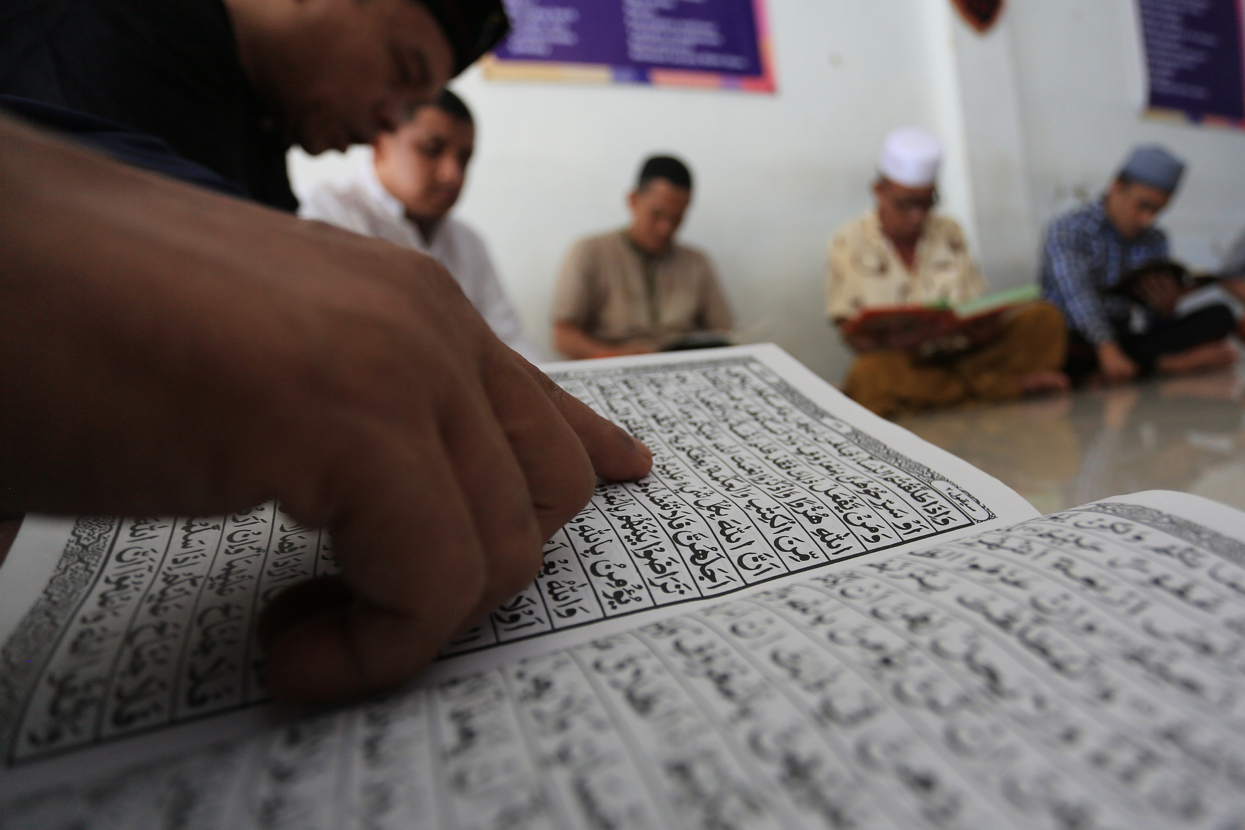 Umat muslim memperbanyak ibadah selama bulan suci Ramadan dengan tadarus atau membaca Al Quran.