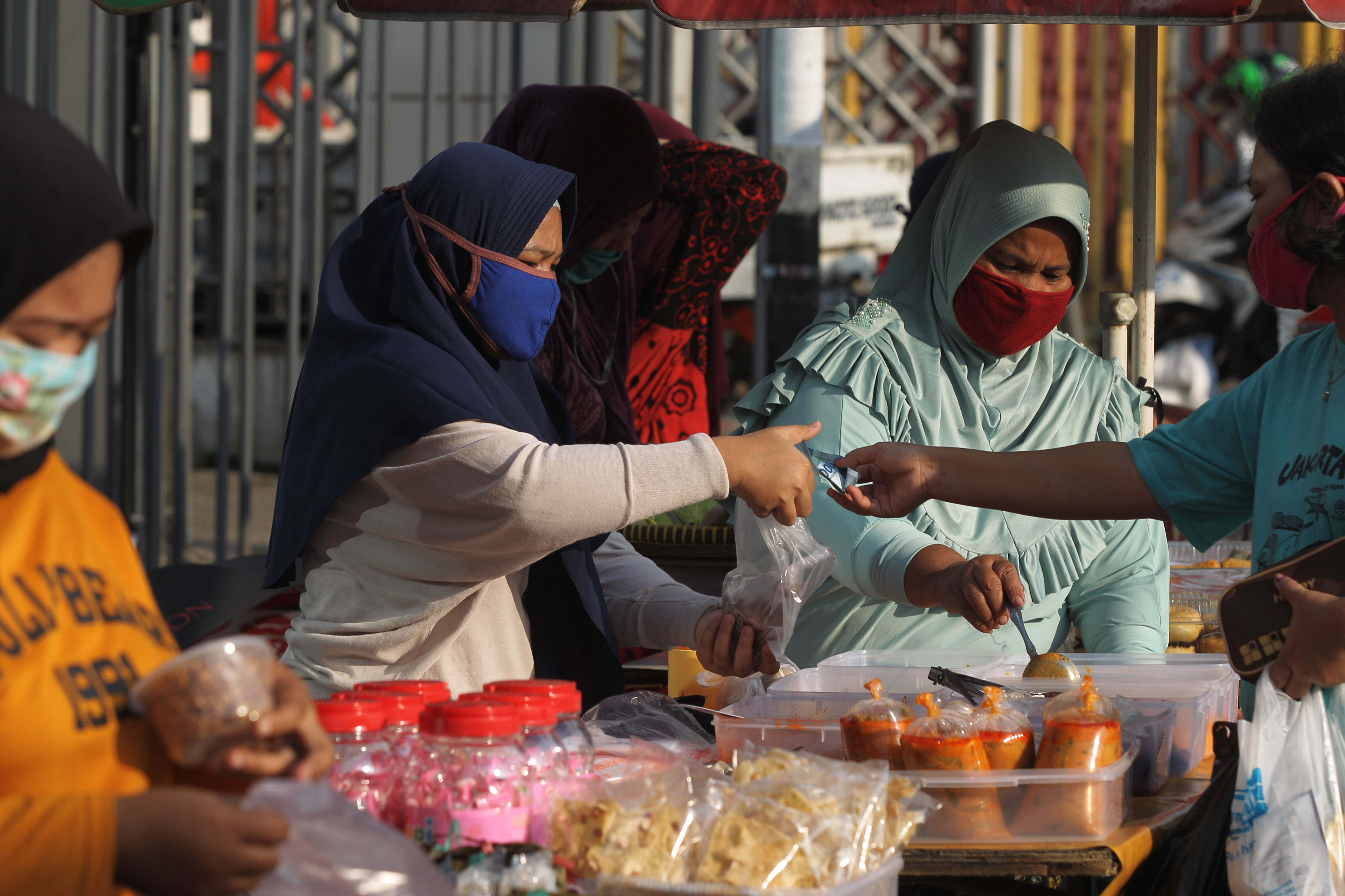 Pedagang melayani pembeli takjil di kawasan Jalan Panjang, Kebon Jeruk