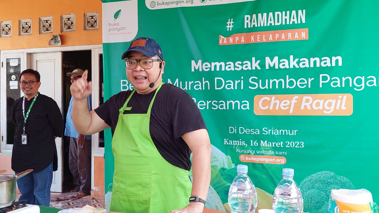  Chef Ragil Imam Wibowo mengajak ibu-ibu di Kampung Gabus, Bekasi memasak menu makanan bergizi dari sumber pangan lokal, Kamis (16/3).