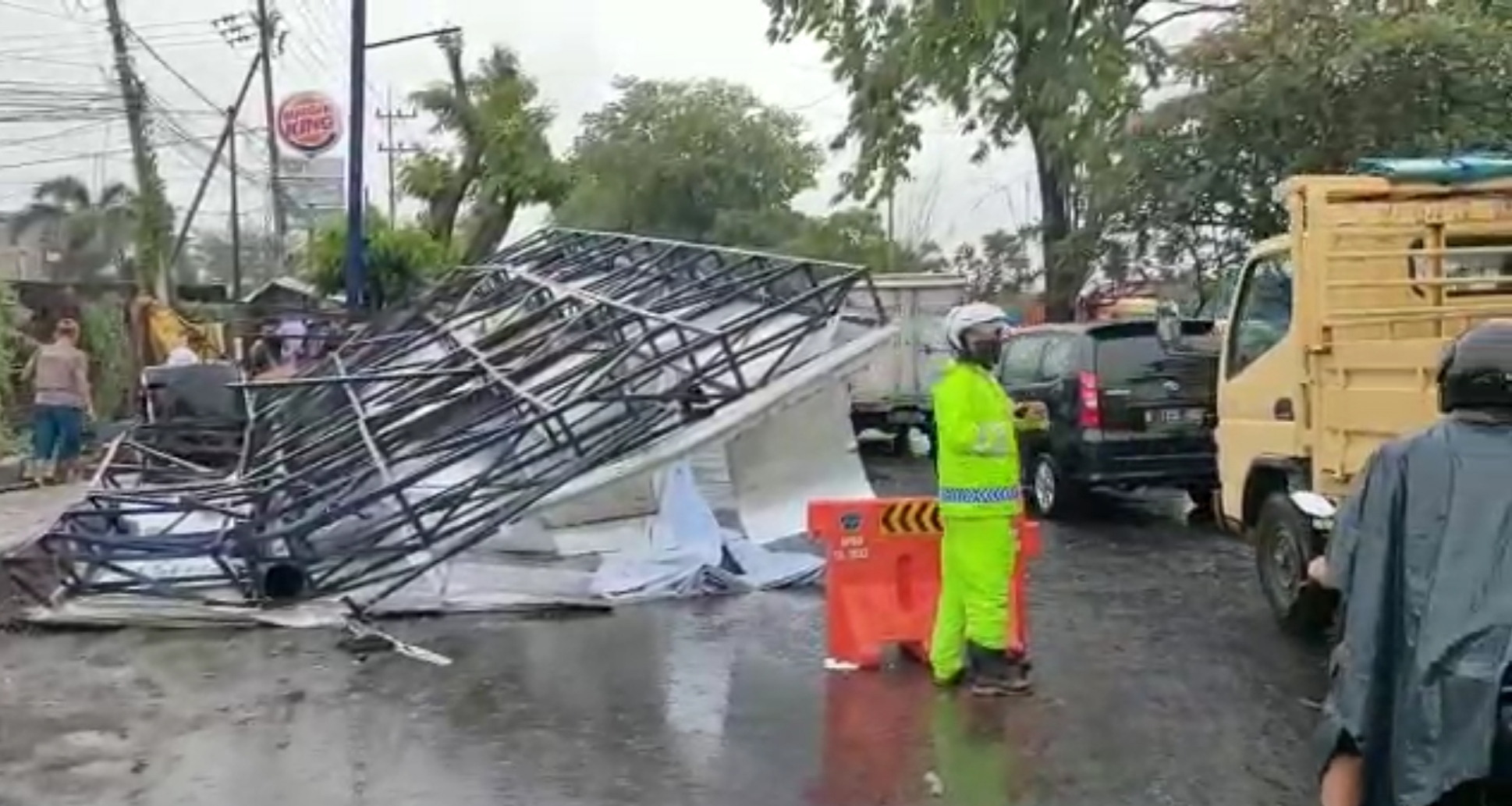 Ilustrasi kerusakan akibat angin kencang