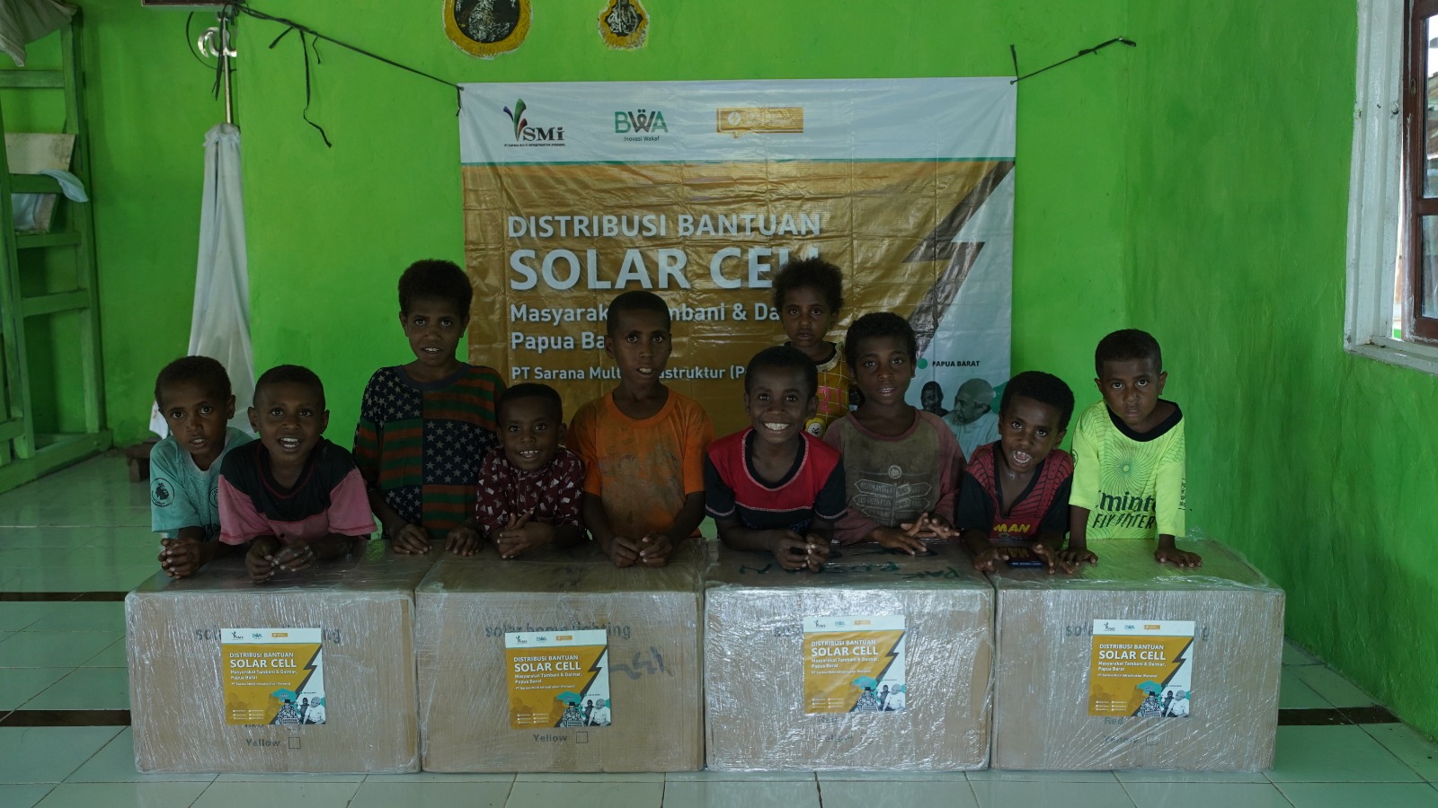 Warga Kampung Tambani dan Daimar, Sorong Selatan, Papua Barat. mendapat bantuan soalr cell dari BWA dan PT Sarana Multi Infrastruktur.