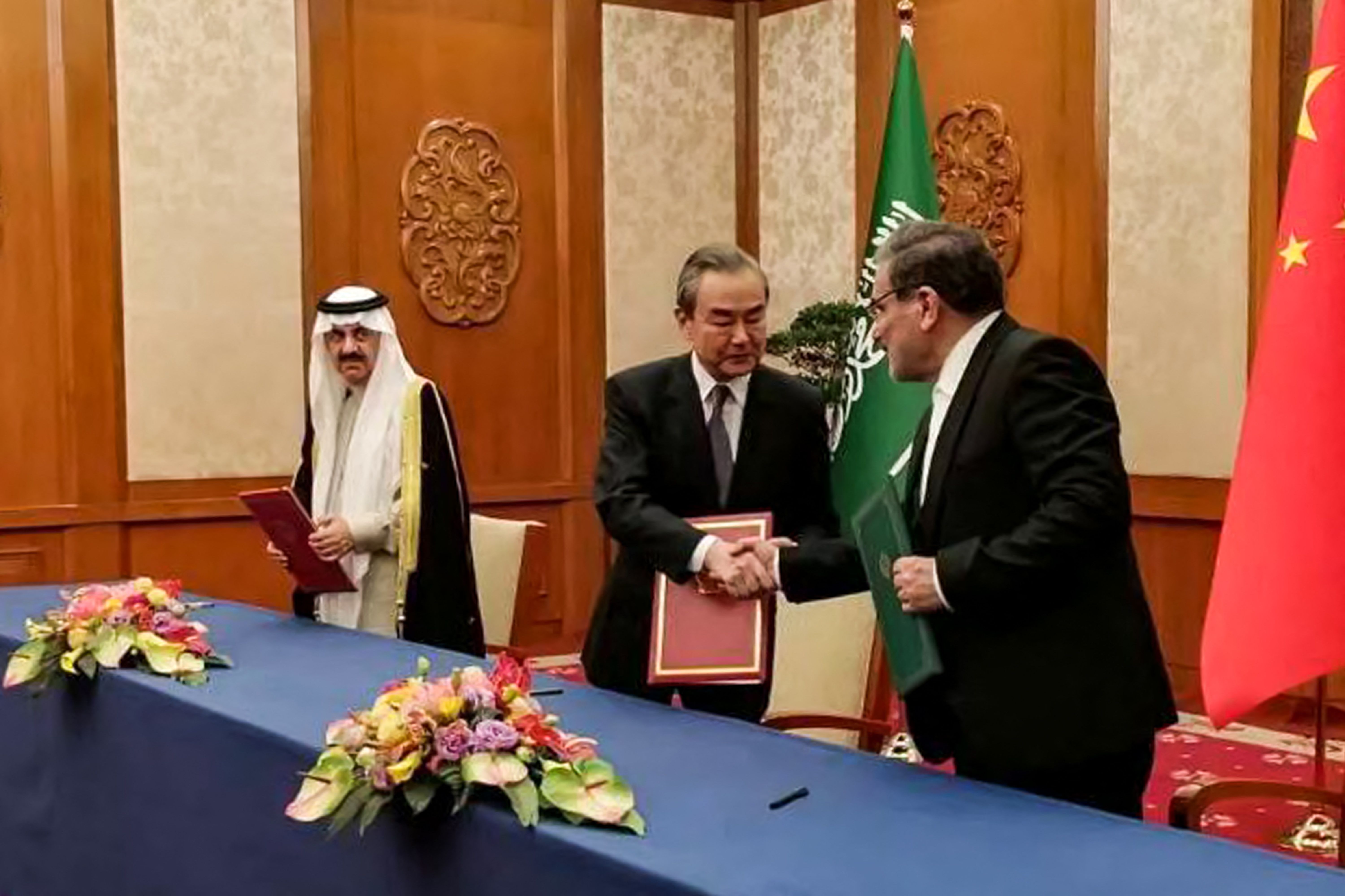 (Kiri-kanan) Musaad bin Mohammed al-Aiban, Wang Yi, dan Ali Shamkhani.