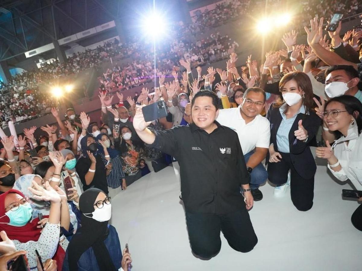 Menteri BUMN Erick Thohir saat berswafoto bersama milenial