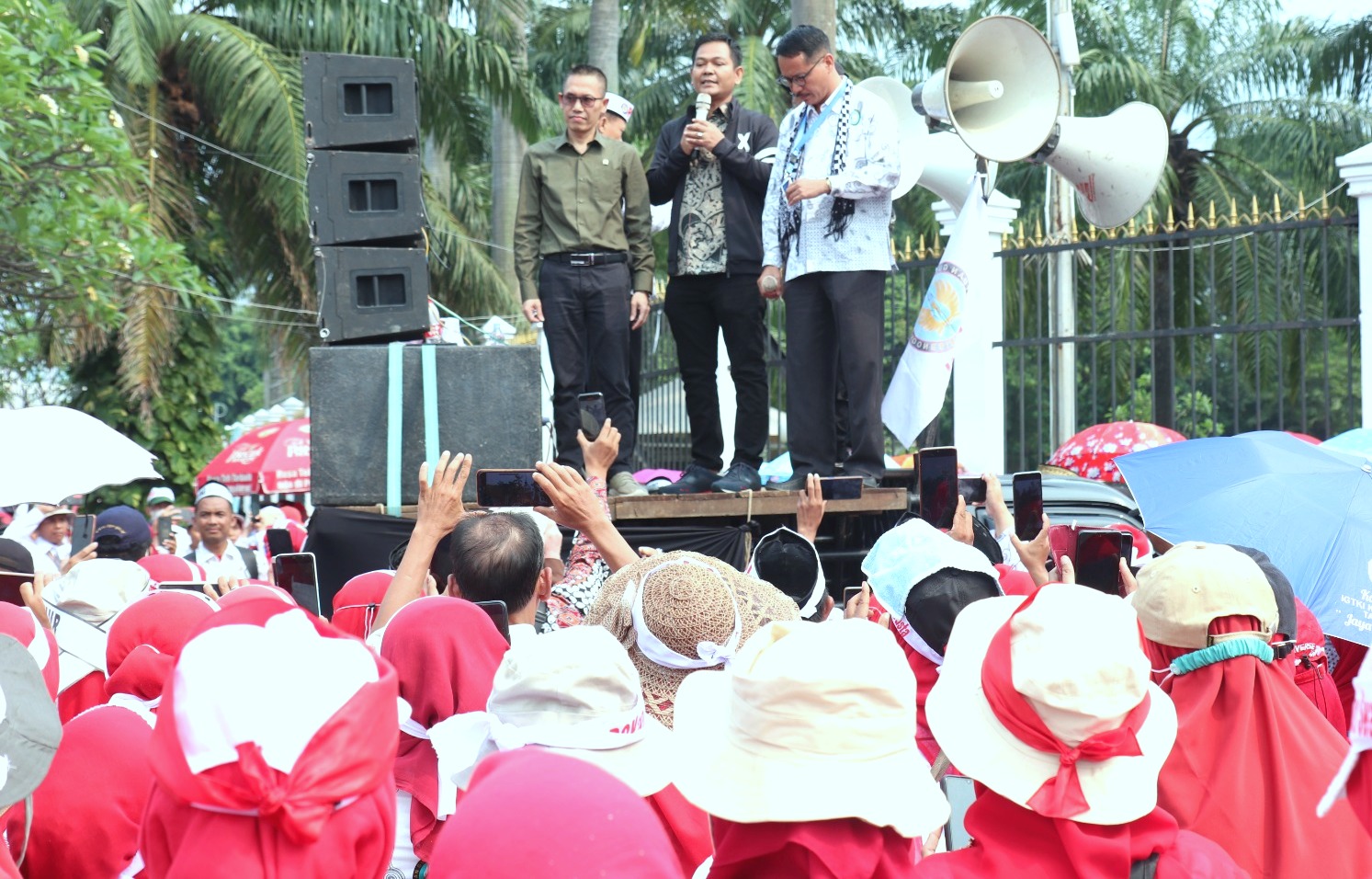 Haerul Amri tengah berorasi di depan para pengunjuk rasa.