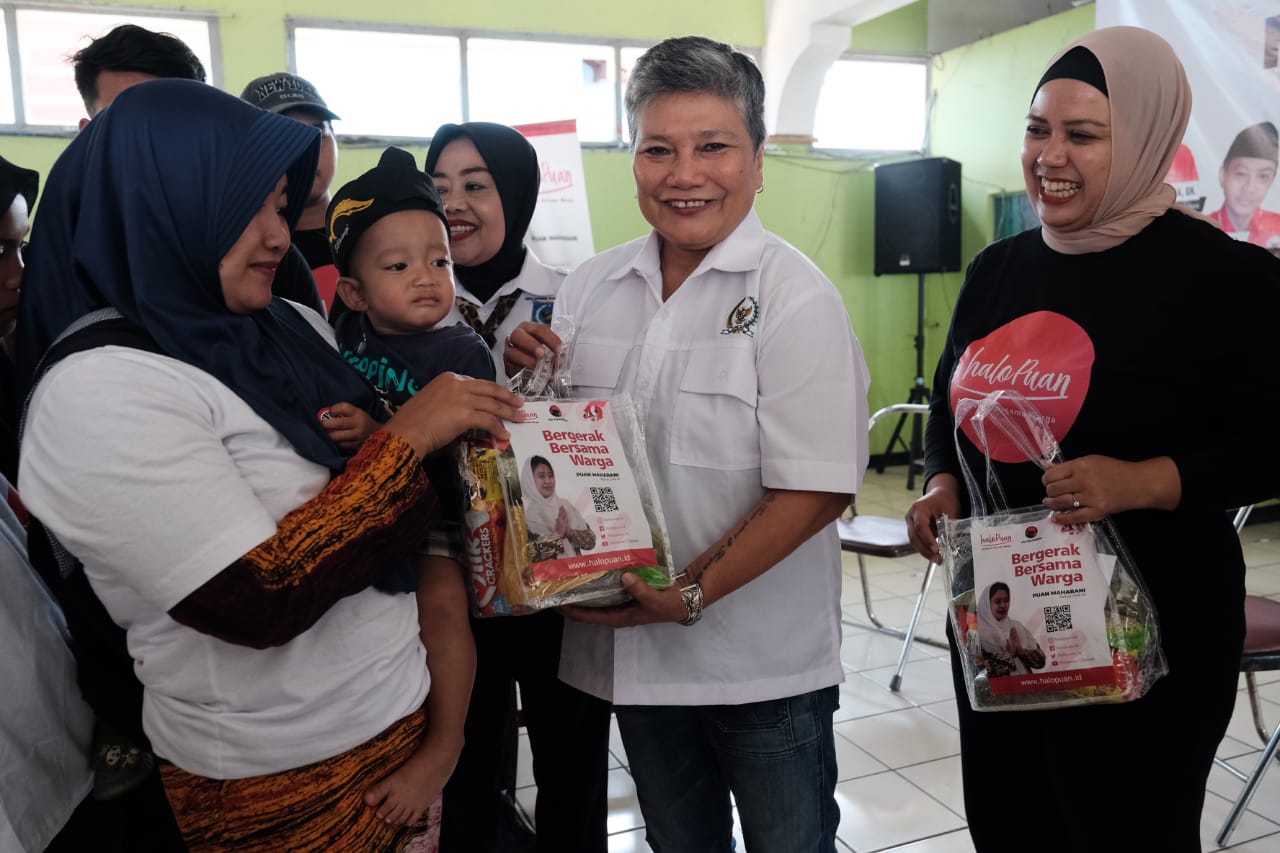 Anggota DPR RI F-PDI Perjuangan Ribka Tjiptaning membagikan paket makanan tambahan kepada warga Cisaat, Sukabumi, seusai penyuluhan.