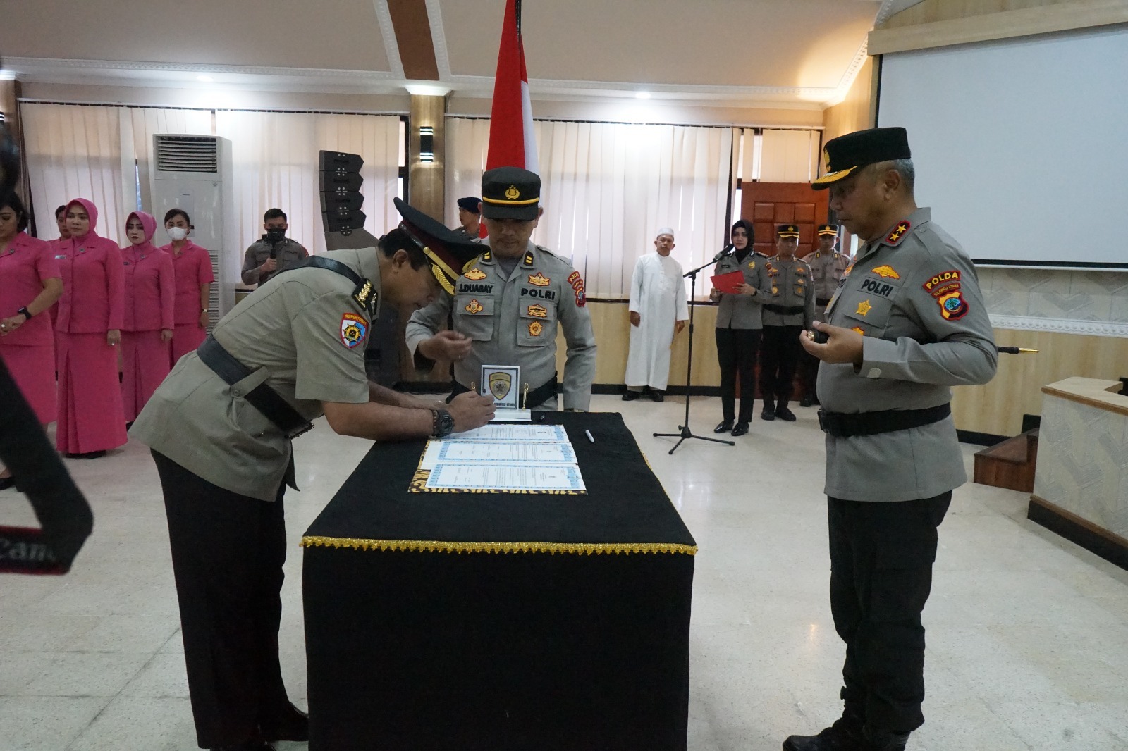 Kapolda Sulawesi Utara Irjen Setyo Budiyanto melantik Kombes Bayu sebagai Irwasda.