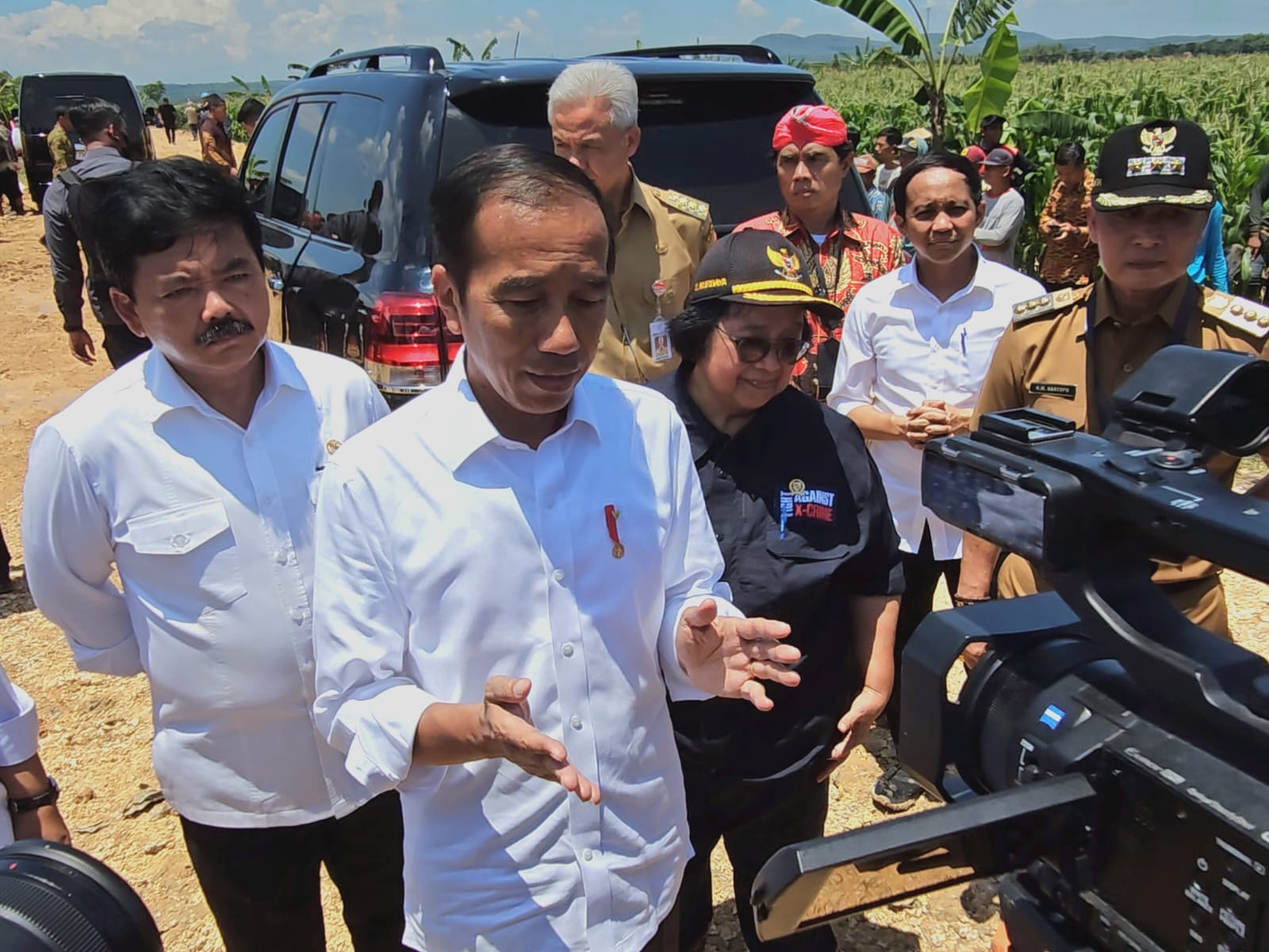 Presiden Joko Widodo didampingi Menteri ATR/BPN membagikan sertifikat tanah di Blora, Jatim