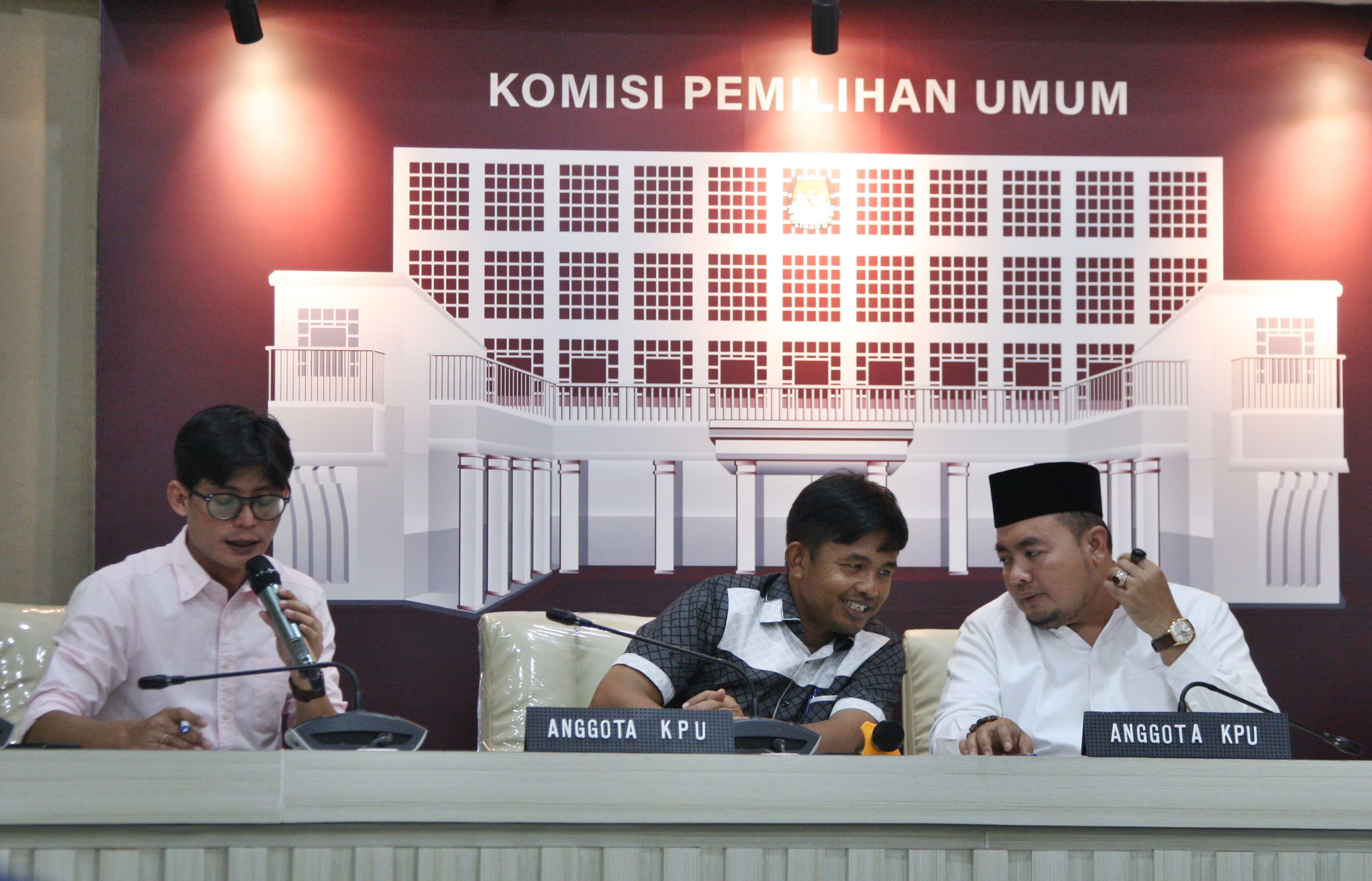 Anggota KPU memberikan keterangan mengenai verifikasi ulang Partai Prima 