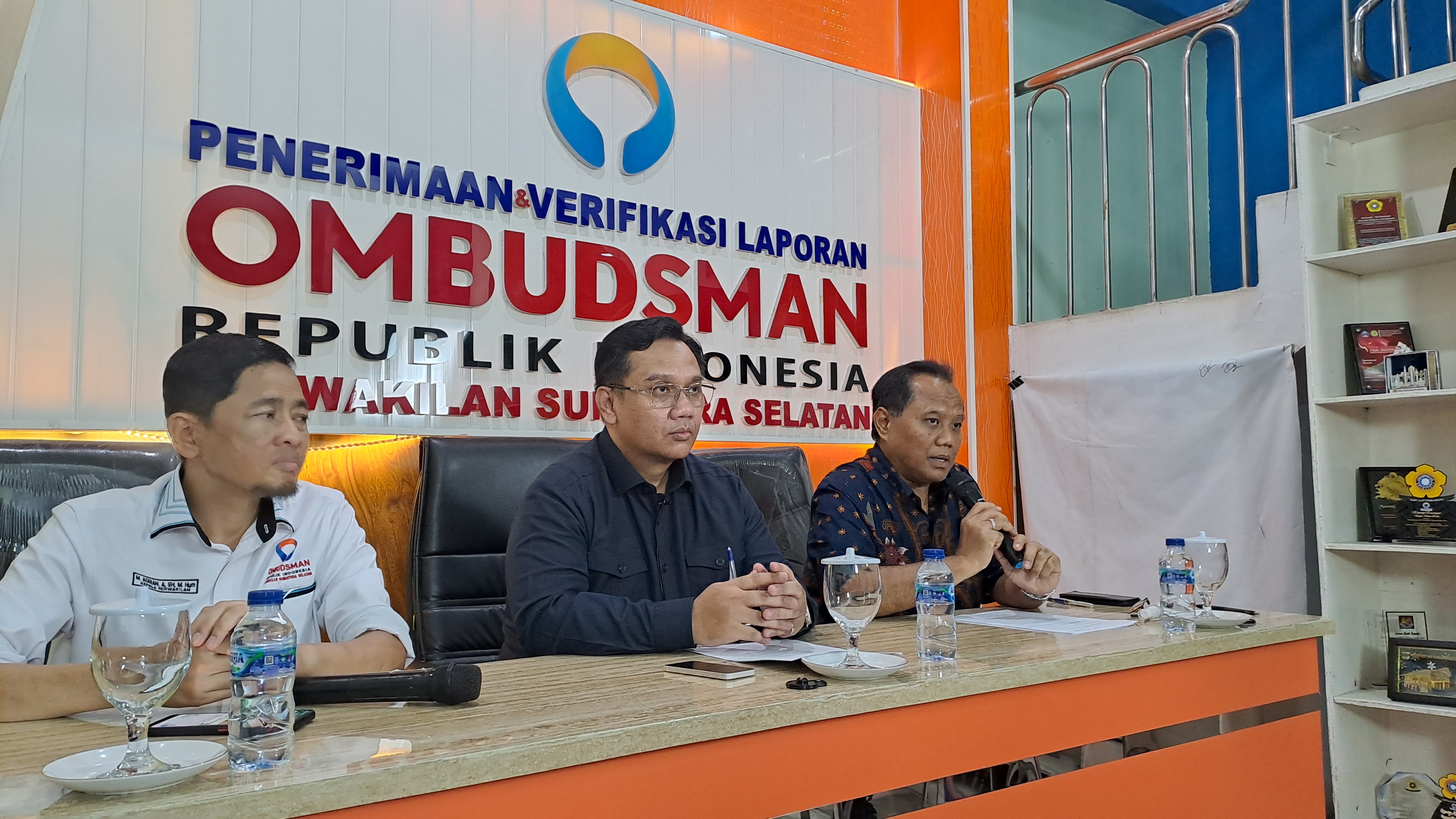 Anggota Ombudsman RI Yeka Hendra Fatika dan Dirut PT Pusri Palembang, Tri Wahyudi Saleh saat menjelaskan stok pupuk bersubsidi di Sumsel.