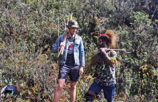  Pilot Susi Air asal Selandia Baru Phillip Mertens bersama Tentara Pembebasan Nasional Papua Barat (TPNPB)  