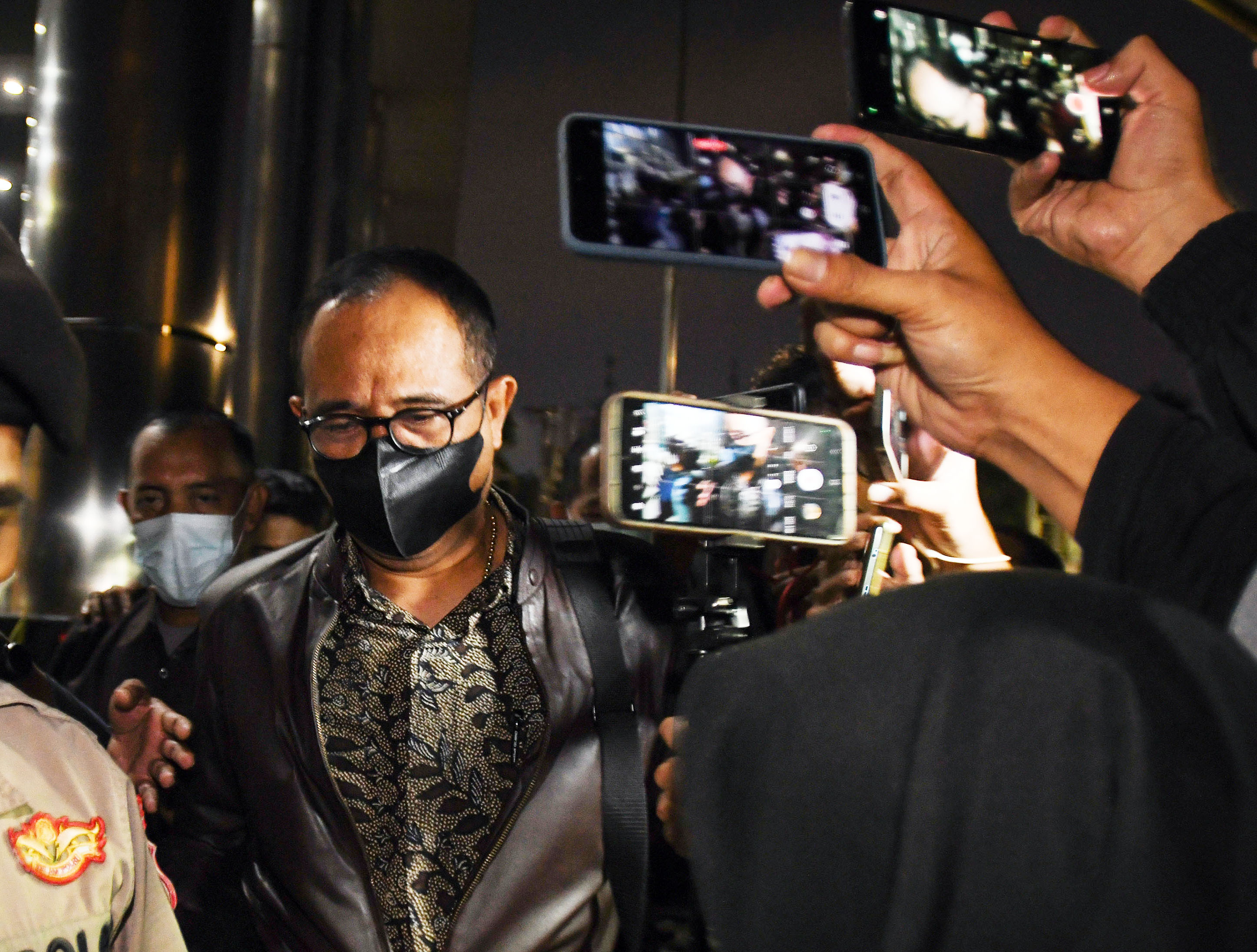 Mantan pejabat Ditjen Pajak Kementerian Keuangan Rafael Alun Trisambodo (tengah) berjalan menghindari wartawan