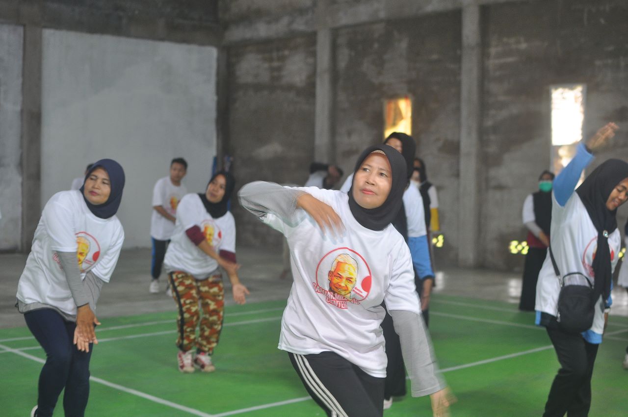 Ganjar Milenial Center (GMC) Kabupaten Sambas kembali menggelar kegiatan positif melalui senam berhadiah dan lomba pameran produk UMK