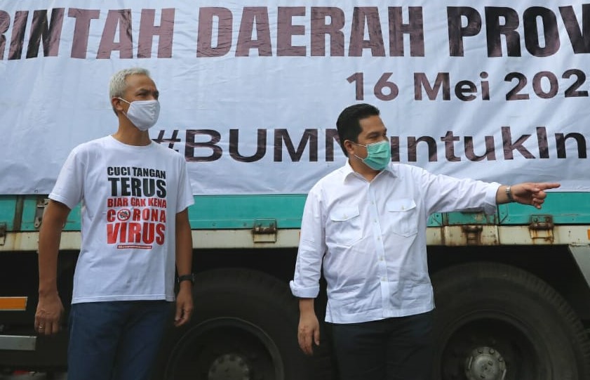 Gubernur Jateng Ganjar Pranowo (berkaos) dan Menteri BUMN Erick Thohir (kemeja)