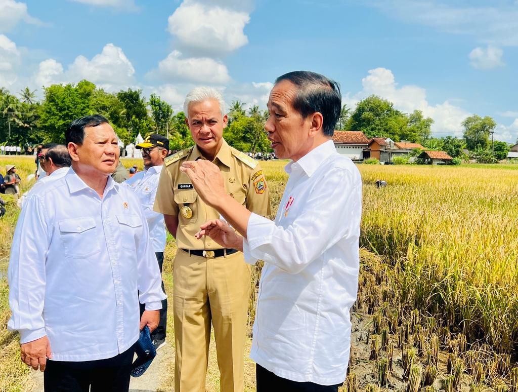 Menhan Prabowo Subianto dan Gubernur Jateng Ganjar Pranowo saat mendampingi Presiden Joko Widodo panen raya di Jateng.