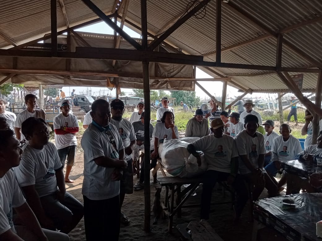 Komunitas Nelayan Pesisir Dukung Ganjar Jabar kembali membagi bantuan untuk sesama rekan seprofesi di Desa Dadap Lama, Kecamatan Juntinyuat,