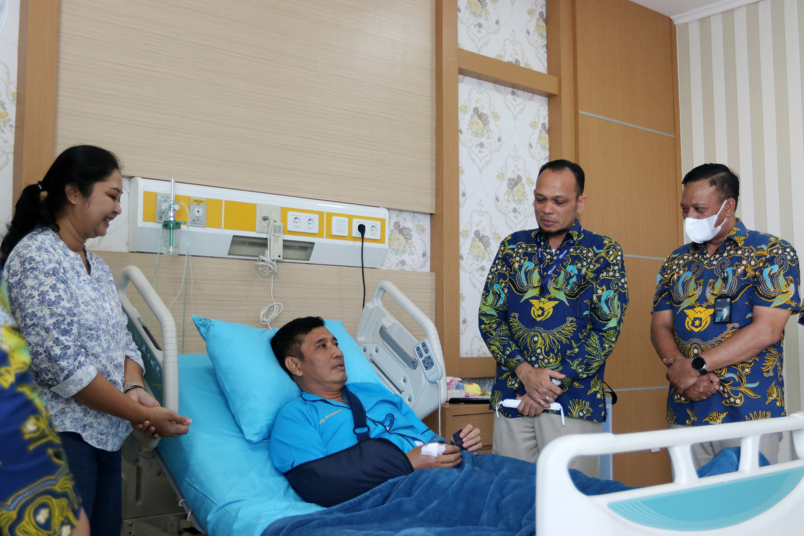 Pejabat PT Asabri saat membesuk Kapolda Jambi Irjen Rusdi Hartono di RS Polri, Kramat Jati, Jakarta. 