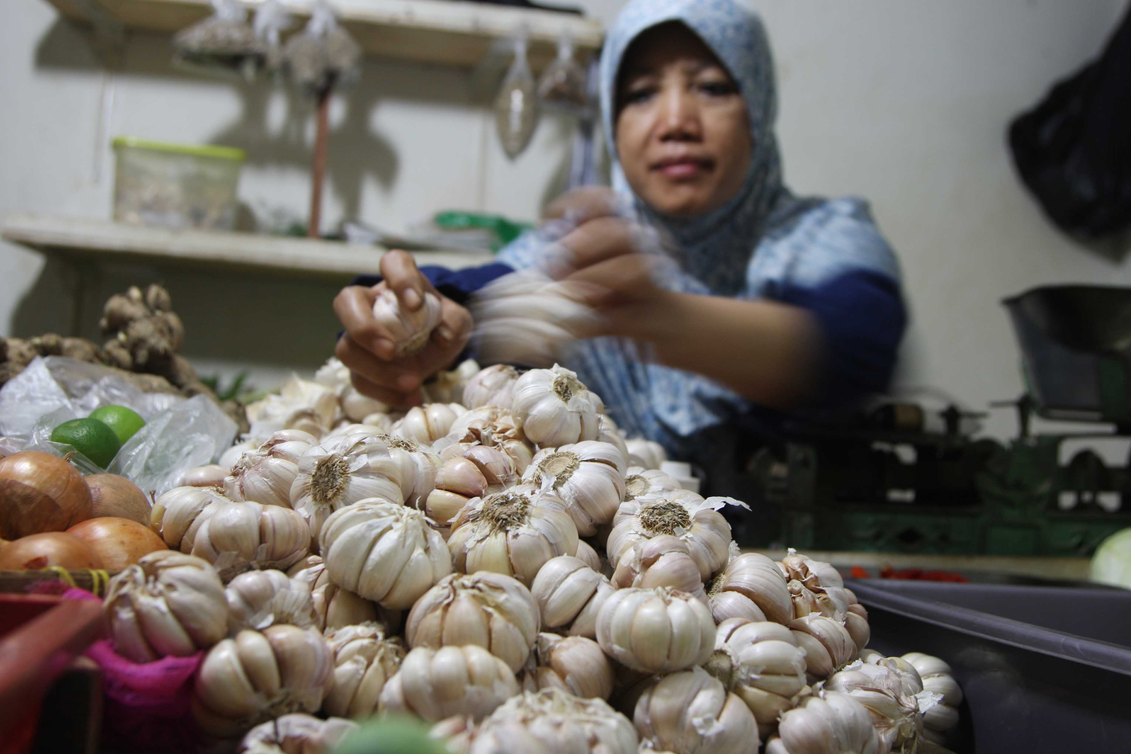 Pedagang bawang putih melayani pembeli di Pasar Rumput, Jakarta,