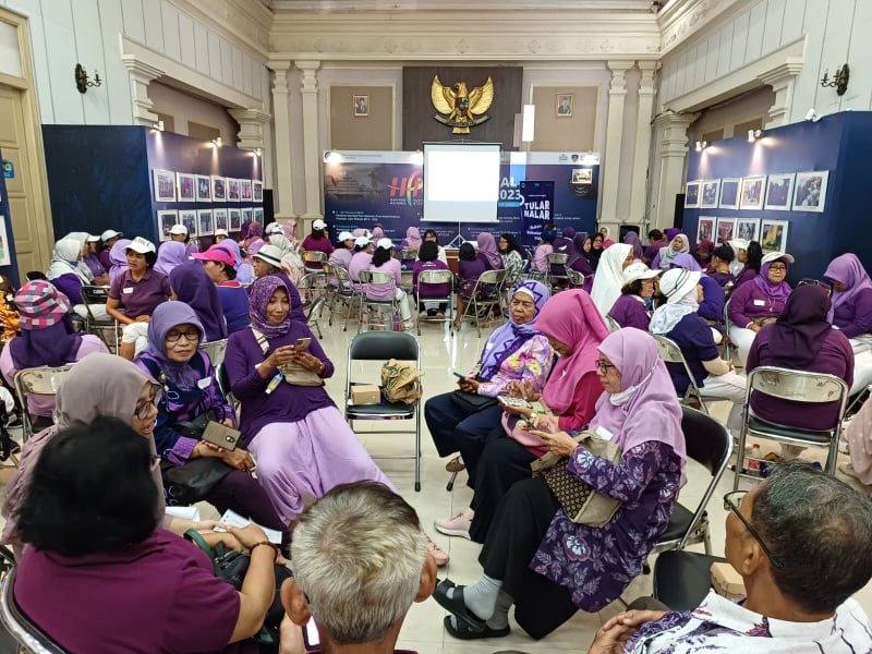 Sejumlah ibu lanjut usia mengikuti pelatihan literasi digital di Surakarta, Jawa Tengah