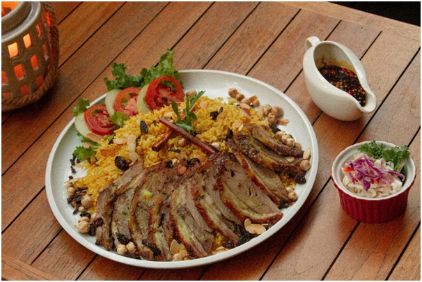 Aviary Bintaro memberikan suguhan khas Timur Tengah dan Indonesia, mulai dari makanan pembuka hingga penutup yang berbeda setiap harinya.