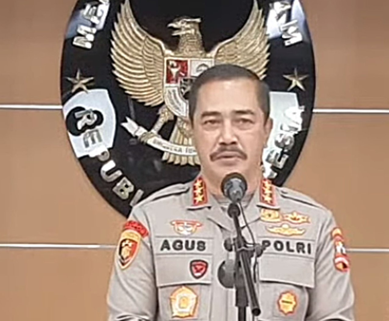 Kabareskrim Komjen Agus Andrianto tengah dikritik karena gaya hidup mewah Evi Celiyanti istrinya, yang dipamerkan di media sosial.