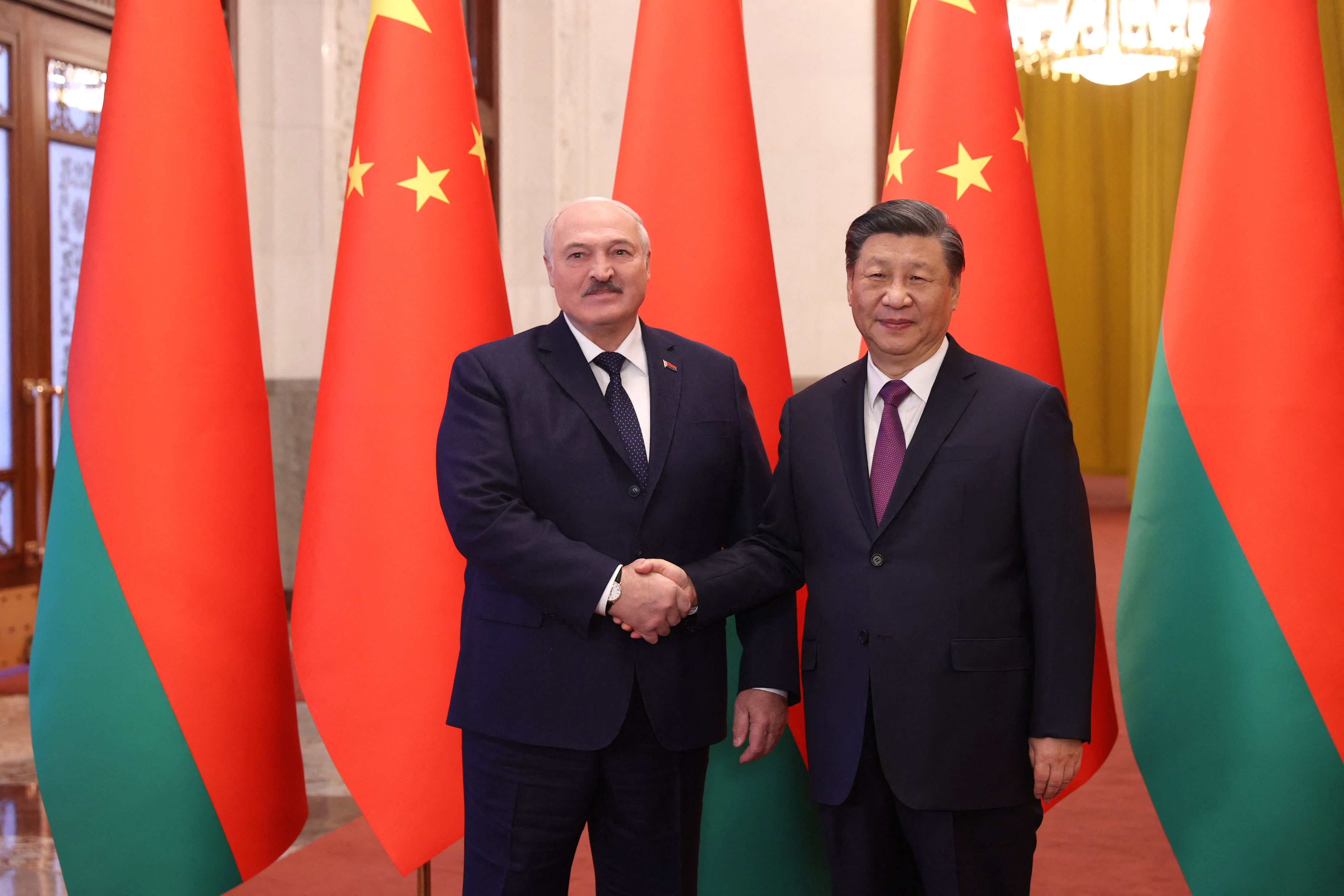 Presiden Belarus Alexander Lukashenko (kiri) berjabat tangan dengan Presiden Tiongkok Xi Jinping usai pertemuan di Beijing.