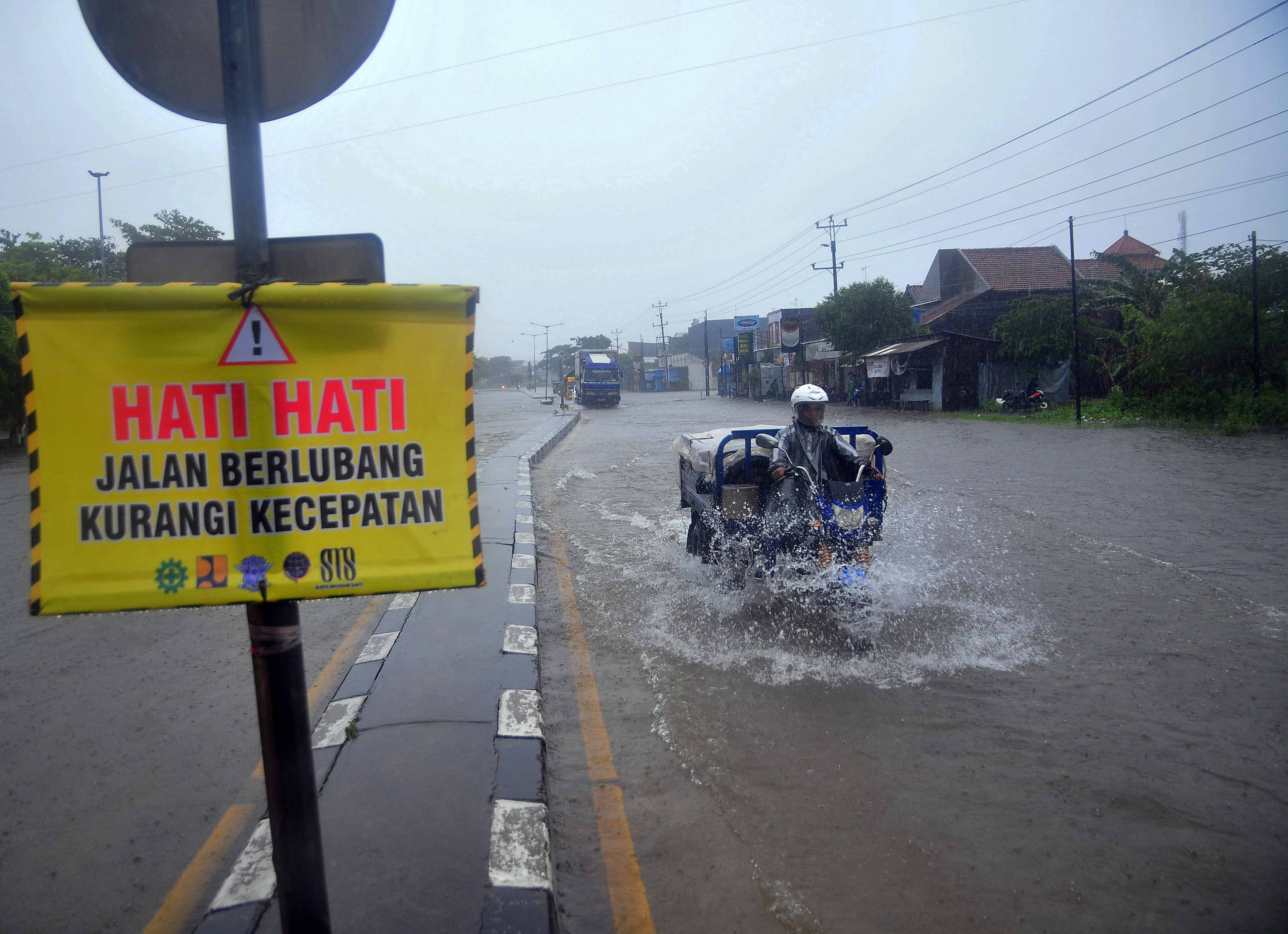 BANJIR DI JALUR PANTURA KUDUS, JAWA TENGAH, KAMIS (2/3).