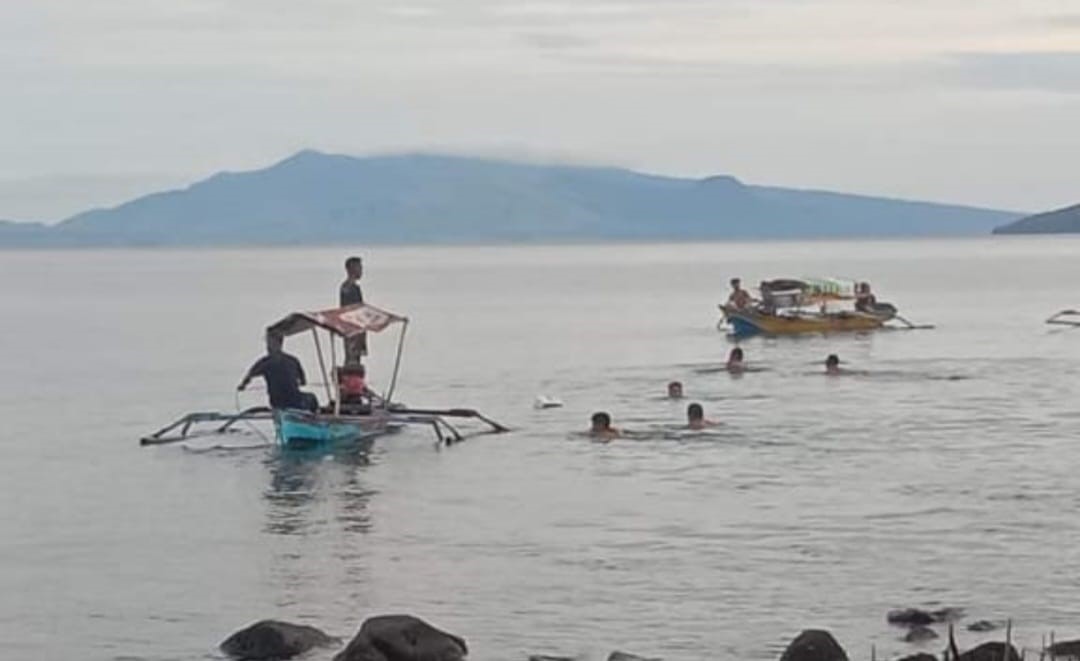 Warga Mokantarak, Larantuka, Flores Timur berjibaku mencari seorang nelayan diduga tenggelam, Selasa (7/3).